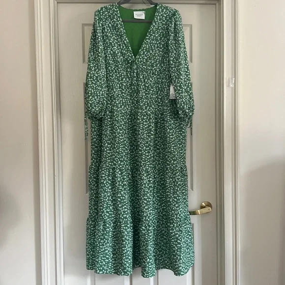 green dress 18 CurveWow Wrap Smock Midi Dress Green Ditsy Floral – Curvewow main image 1
